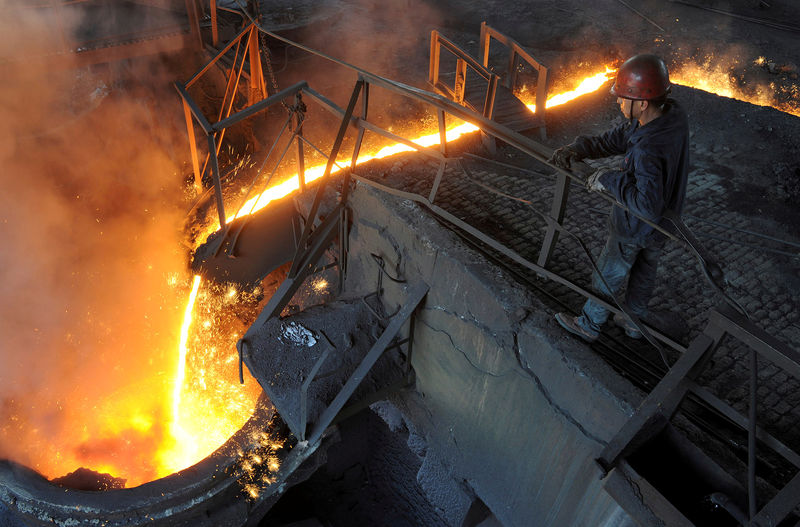 © Reuters. FILE PHOTO: A worker monitors molten iron pouring into a furnace at steel manufacturing plant in Hefei