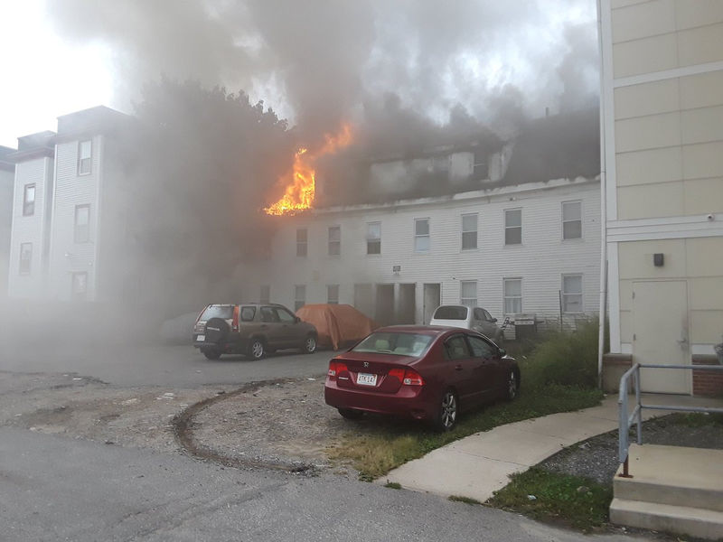 © Reuters. Un edificio arde luego de que se produjeron explosiones en Lawrence, Massachusetts, Estados Unidos