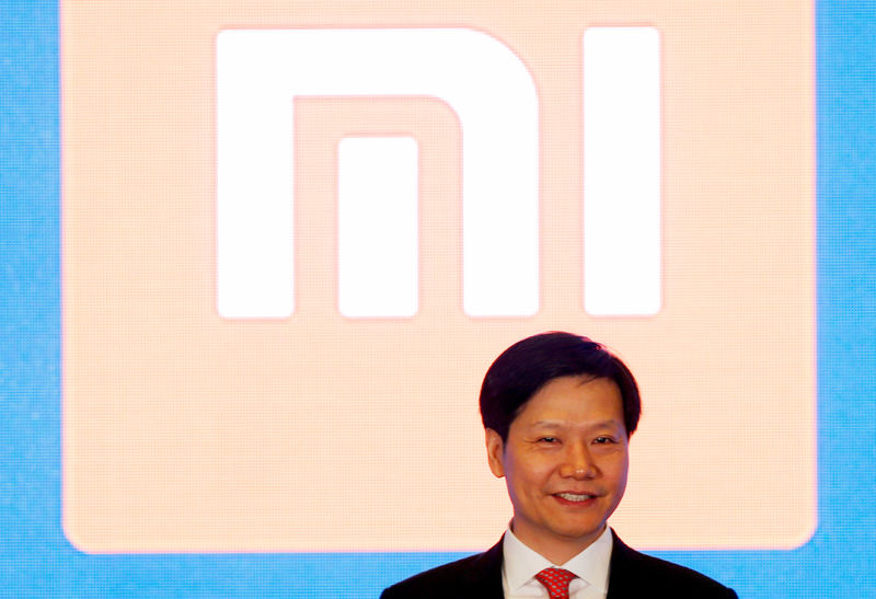 © Reuters. FILE PHOTO: Xiaomi founder Lei Jun attends a news conference in Hong Kong