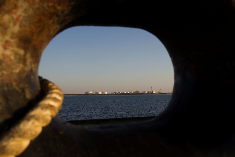 © Reuters. FILE PHOTO: A general view of an oil dock is seen from a ship at the port of Kalantari in the city of Chabahar