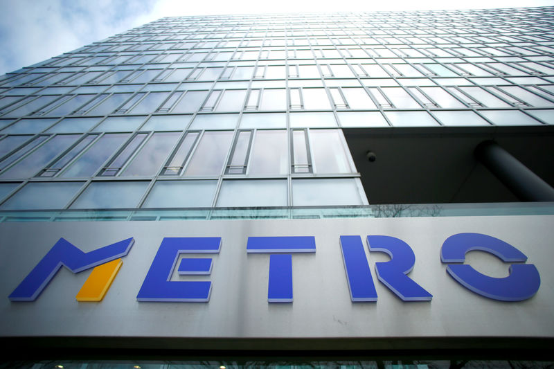 © Reuters. FILE PHOTO: German retailer Metro AG sign is seen on the headquarters in Duesseldorf