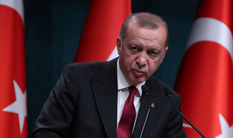 © Reuters. Turkish President Tayyip Erdogan attends a news conference in Ankara