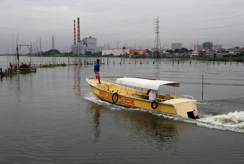 © Reuters. Barco de resgate em Manila antes da chegada do tufão Mangkhut