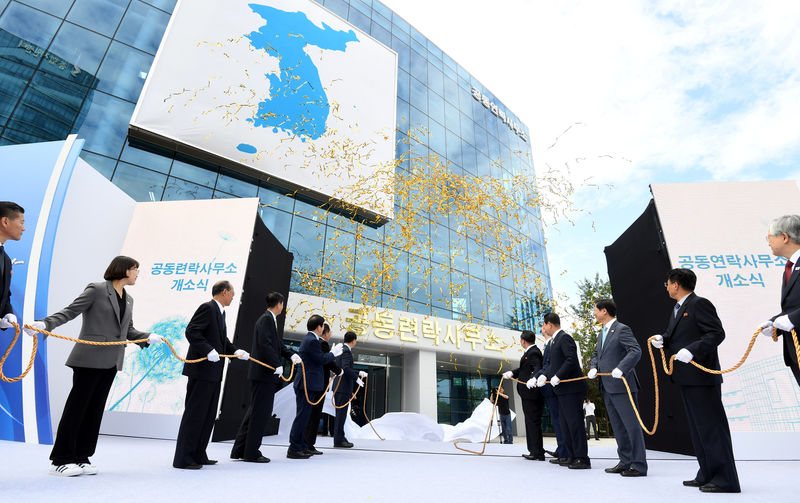 © Reuters. Cerimônia de inauguração de escritório de intermediação das Coreias do Sul e do Norte em Kaesong