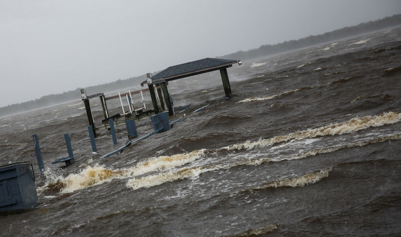 © Reuters. El huracán Florence toca tierra y amenaza con inundaciones en la costa este de EEUU