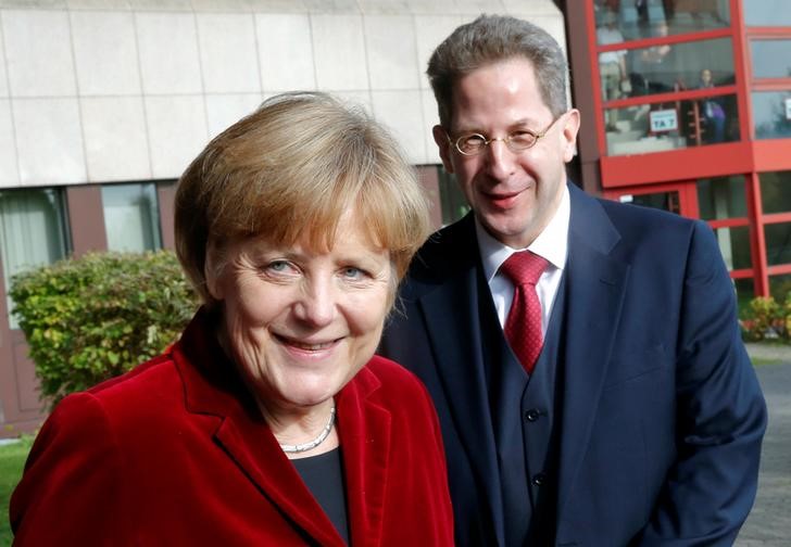 © Reuters. FILE PHOTO: German Chancellor Angela Merkel and Hans-Georg Maassen, the President of the Federal Office for the Protection of the Constitution, Germany's domestic security