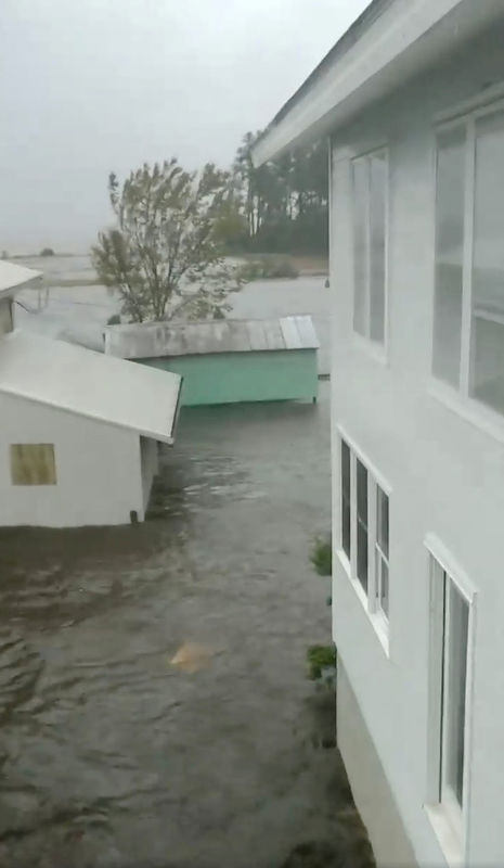 © Reuters. Alagamento em Belhaven, na Carolina do Norte, em imagem congelada de vídeo obtido das mídias sociais