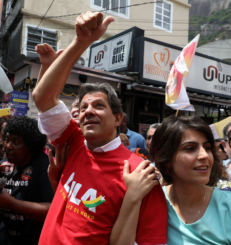 © Reuters. Fernando Haddad e Manuela d'Avila durante ato de campanha na Rocinha