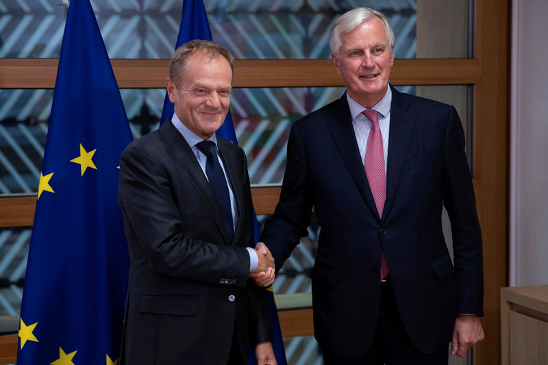 © Reuters. EU Council President Tusk poses with EU's chief Brexit negotiator Barnier in Brussels