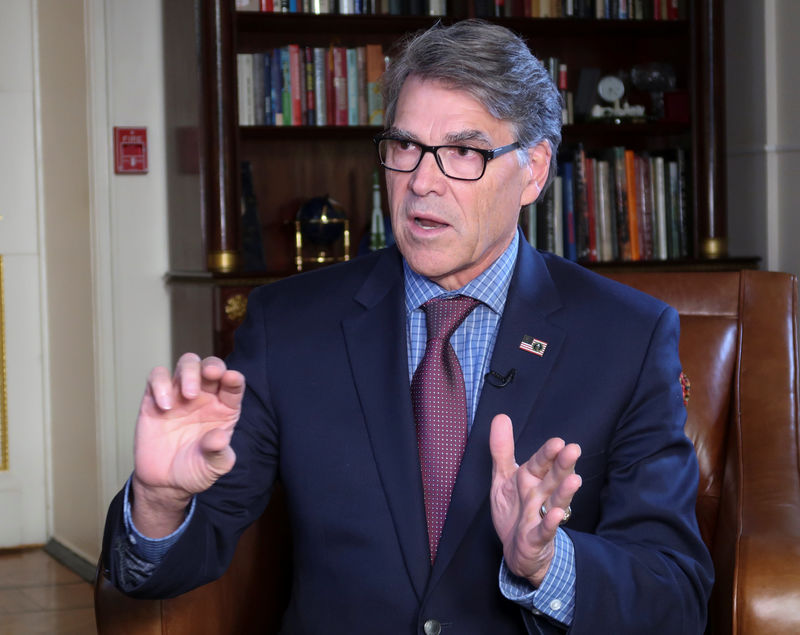 © Reuters. U.S. Energy Secretary Rick Perry talks during an interview with Reuters in Moscow