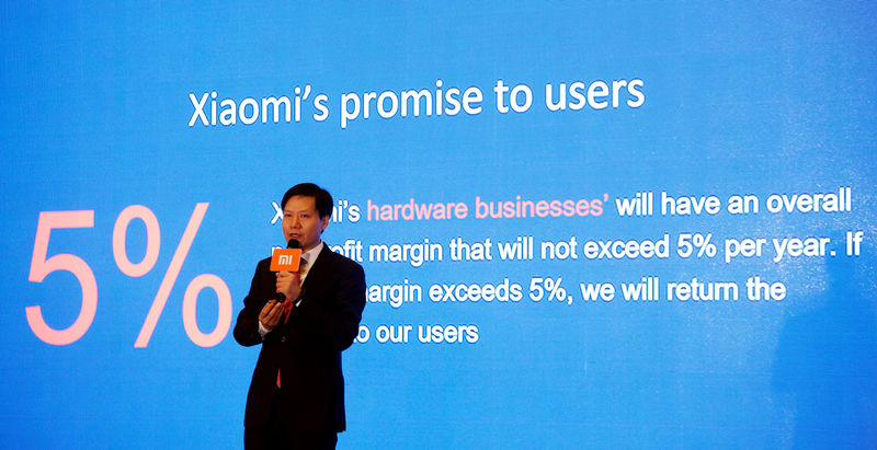 © Reuters. Fundador, presidente e CEO da Xiaomi, Lei Jun, participa de uma coletiva de imprensa em Hong Kong