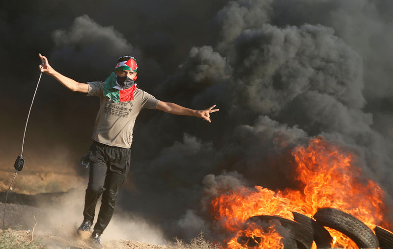 © Reuters. Manifestante palestino durante protesto contra isralenses na Faixa de Gaza