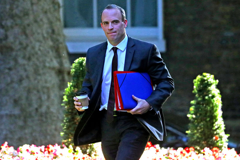 © Reuters. Dominic Raab chega a escritório em Londres