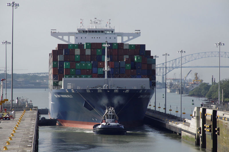 © Reuters. FILE PHOTO: Tugboat tows the British CMA CGM T. Roosevelt cargo vessel at Panama Canal