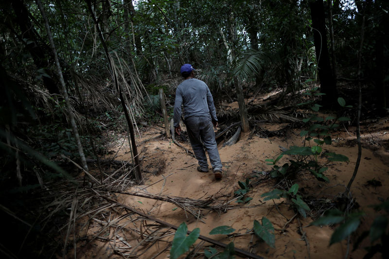 © Reuters. Homem caminha em área de cerrado na Barra do Ouro