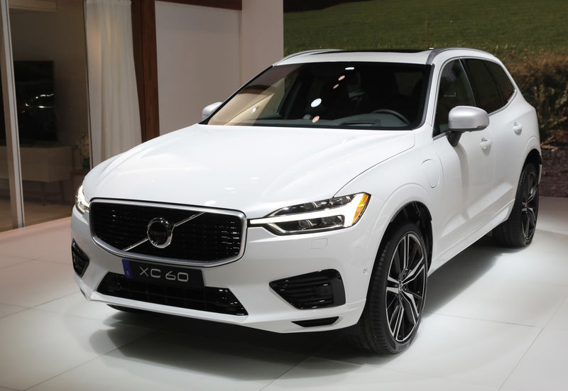 © Reuters. 2018 Volvo XC60 is displayed at the 2017 New York International Auto Show in New York