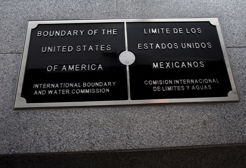 © Reuters. FILE PHOTO: A sign signifying the actual border line between the United States and Mexico is shown on the Cross Border Xpress pedestrian bridge between San Diego and the Tijuana airport