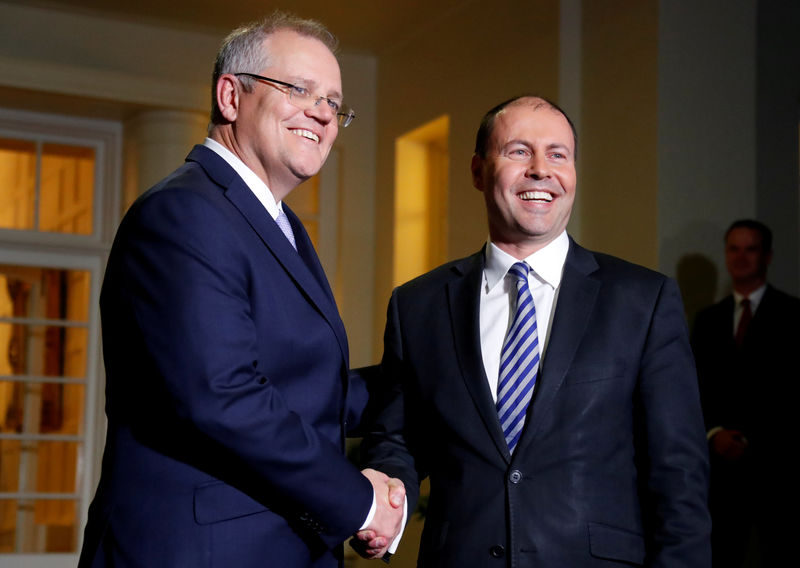 © Reuters. The new Australian Prime Minister Scott Morrison shakes hands with the new Treasurer Josh Frydenberg after the swearing-in ceremony in Canberra