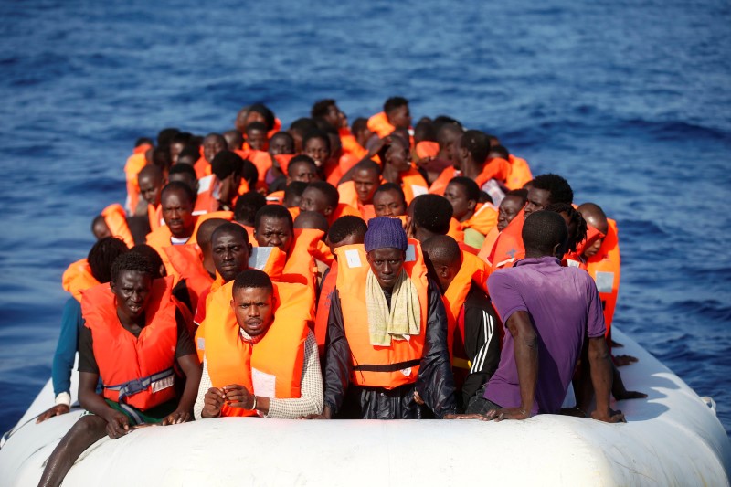 © Reuters. Austria e Italia proponen mantener en barcos a inmigrantes rescatados en el mar