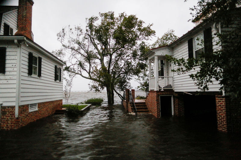 © Reuters. La tormenta Florence avanza hacia el interior dejando cinco muertos y comunidades inundadas