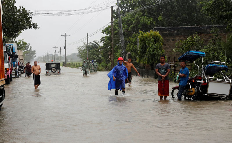 © Reuters. Filipinas advierte sobre peligros de un poderoso tifón que ya deja tres muertos