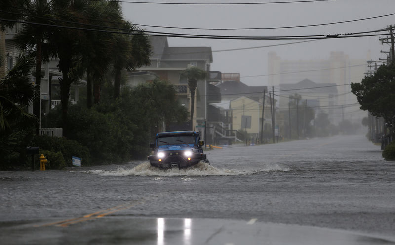 © Reuters. العاصفة المدارية فلورنس تجتاح ولايتي نورث وساوث كارولاينا ومقتل خمسة