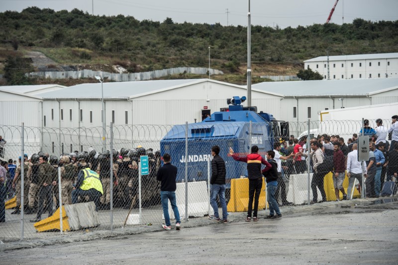 © Reuters. الشرطة التركية تعتقل مئات المحتجين من عمال مطار جديد في اسطنبول