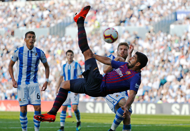 © Reuters. El Barcelona hunde a la Real Sociedad con goles de Suárez y Dembélé