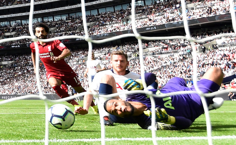© Reuters. ليفربول يهزم توتنهام وتشيلسي يتصدر الدوري الإنجليزي