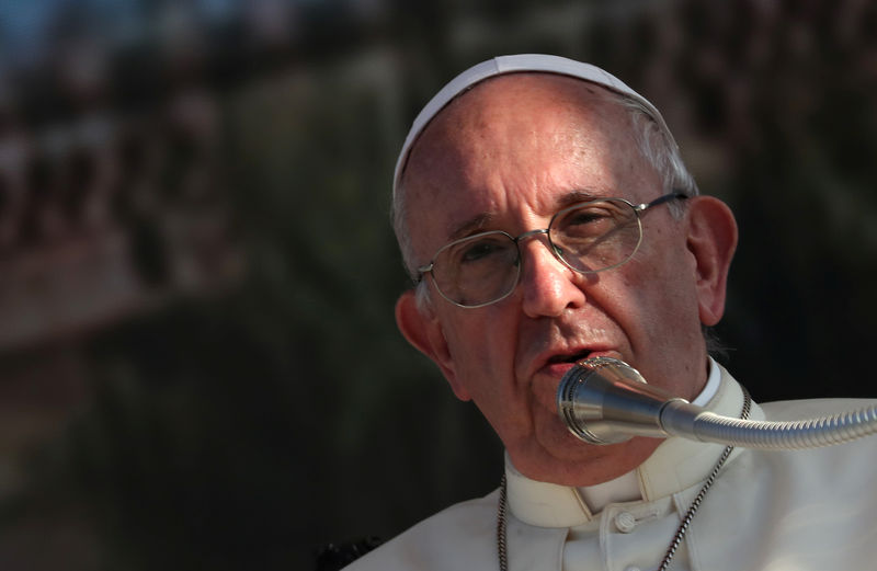 © Reuters. البابا فرنسيس يعزل قسا من تشيلي بسبب التحرش الجنسي بالأطفال