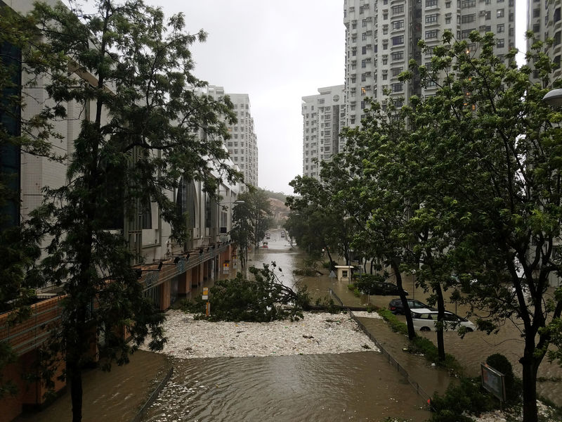 © Reuters. LE TYPHON MANGKHUT FRAPPE LA CHINE APRÈS LES PHILIPPINES