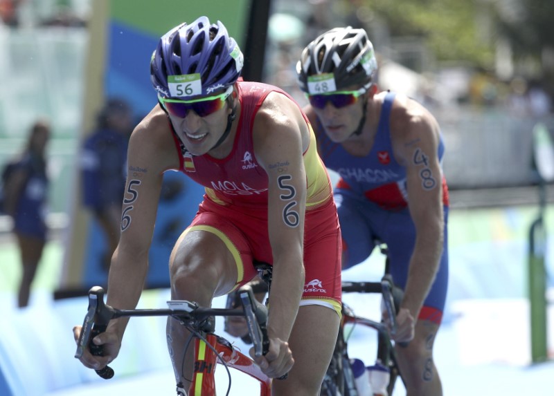 © Reuters. Mario Mola consigue el tercer campeonato del mundo consecutivo de triatlón