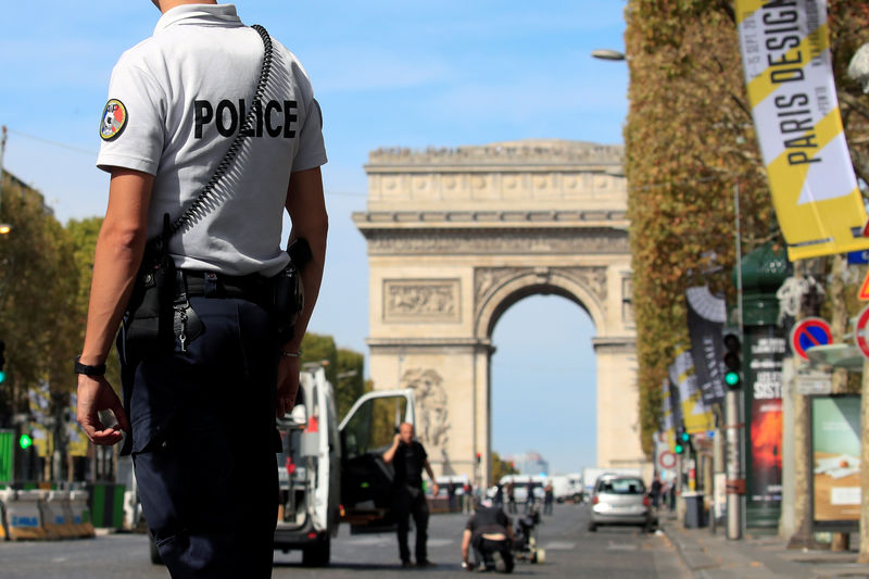© Reuters. لا تهديد أمني بعد فحص شرطة المفرقعات في باريس سيارة مريبة