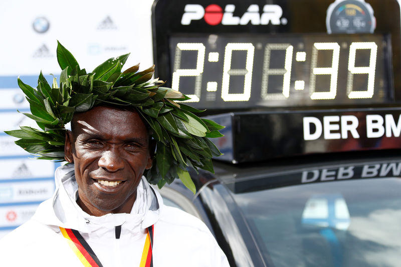 © Reuters. Keniano Kipchoge bate el récord mundial de maratón en Berlín