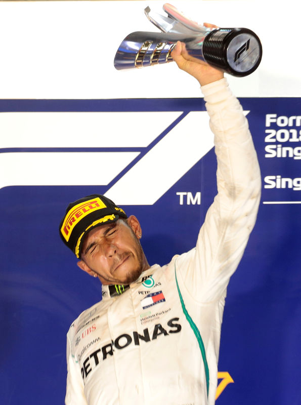 © Reuters. Hamilton afianza su liderazgo en el campeonato con un nuevo triunfo en Singapur