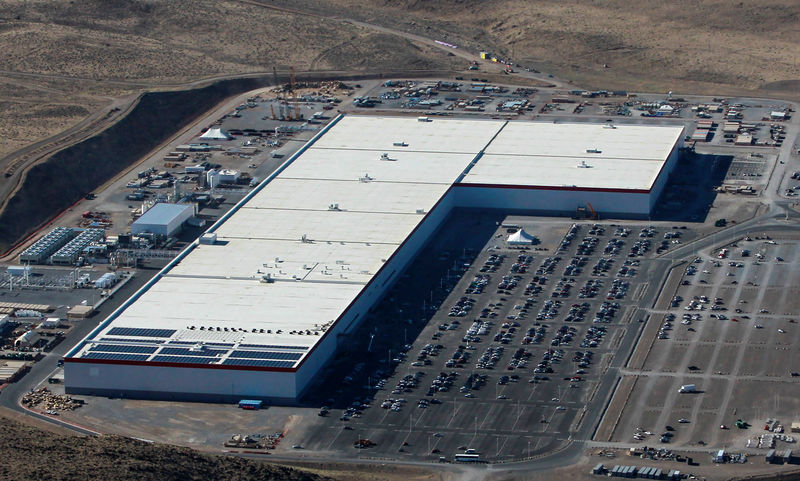 © Reuters. Aerial view of the Tesla Gigafactory near Sparks, Nevada