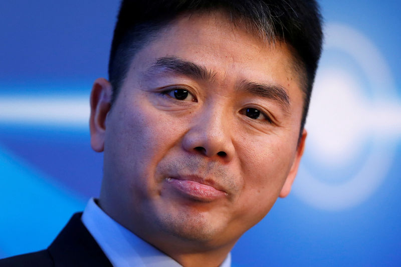 © Reuters. FILE PHOTO: Liu, CEO and founder of China's e-commerce company JD.com, attends a session of the second annual World Internet Conference in Wuzhen town