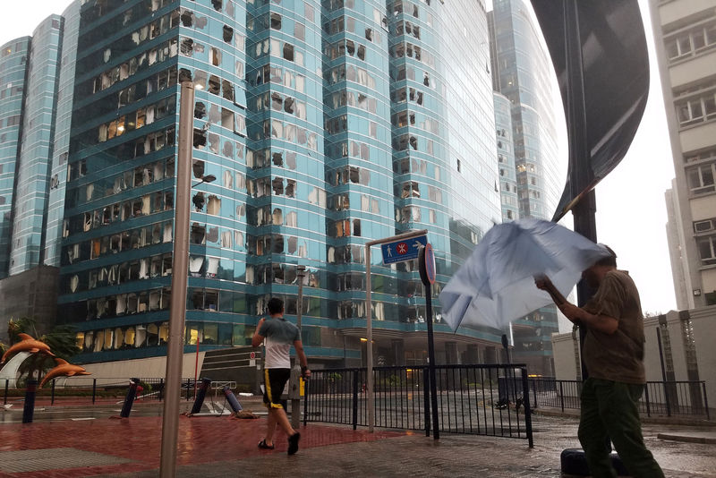 © Reuters. الإعصار مانكوت يتجه غربا وأقاليم صينية تتأهب لأمطار غزيرة