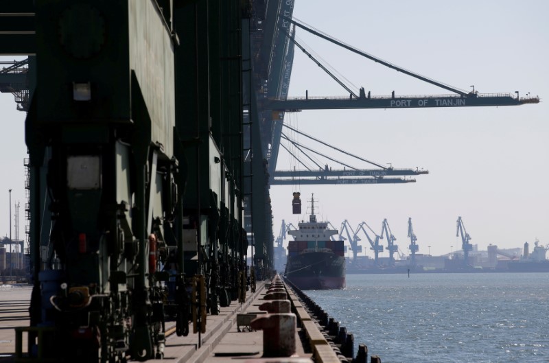 © Reuters. FILE PHOTO: A container is carried away from a cargo ship at Tianjin Port