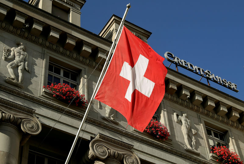 © Reuters. FILE PHOTO: Switzerland's national flag flies next to the logo of Swiss bank Credit Suisse in Luzern