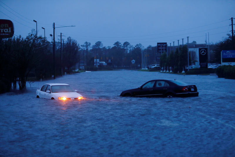 © Reuters. Carros abandonados em rua alagada de Wilmington, na Carolina do Norte