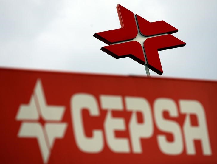 © Reuters. FILE PHOTO: The logo of Spanish oil company CEPSA is seen at a petrol station in Madrid