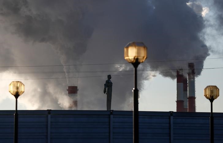 © Reuters. Дым над трубами ТЭЦ в Москве