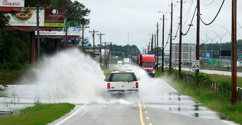 © Reuters. ولايتان بجنوب شرق أمريكا على موعد مع مزيد من السيول الجارفة