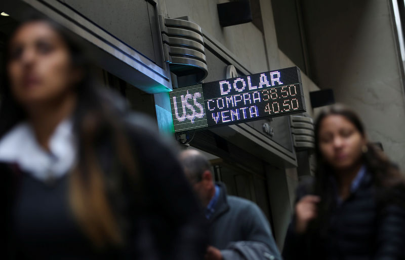 © Reuters. Buenos Aires, un display con la quotazione del dollaro sul peso argentino