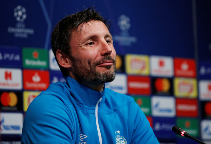 © Reuters. Primero vencer al Barça y después pelear por la camiseta de Messi, dice el entrenador de PSV