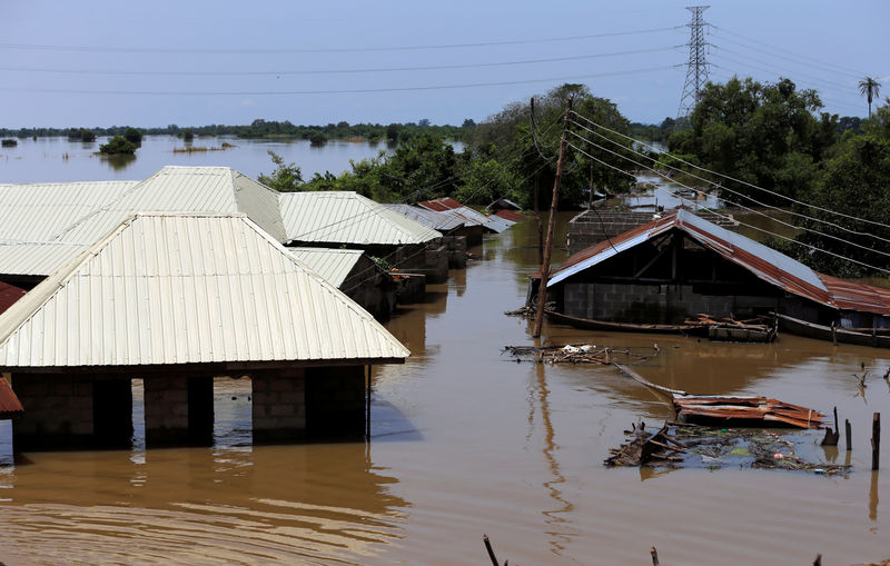 © Reuters. وكالة الطوارئ النيجيرية تقول إن 100 قتلوا في فيضانات بعشر ولايات