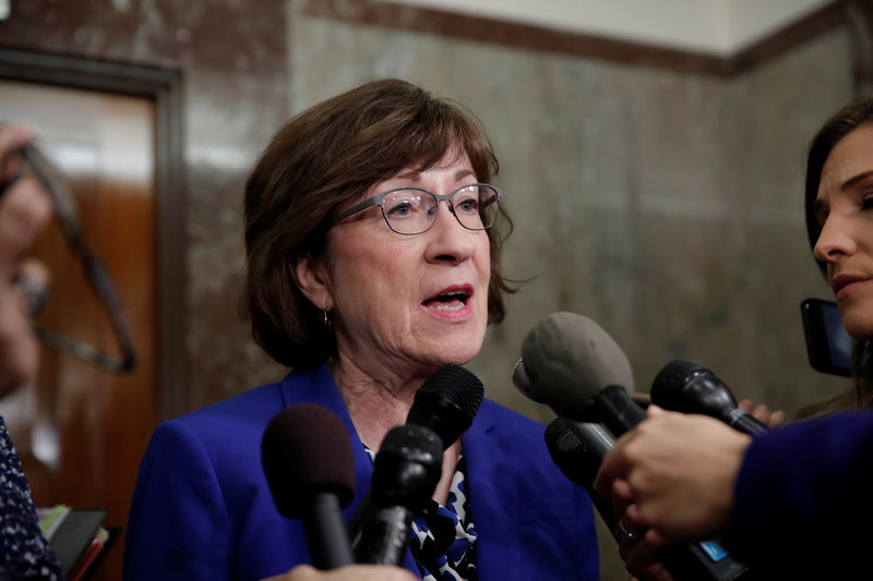 © Reuters. U.S. Senator Collins talks to reporters about the Supreme Court nomination of federal appeals court judge Brett Kavanaugh on Capitol Hill in Washington