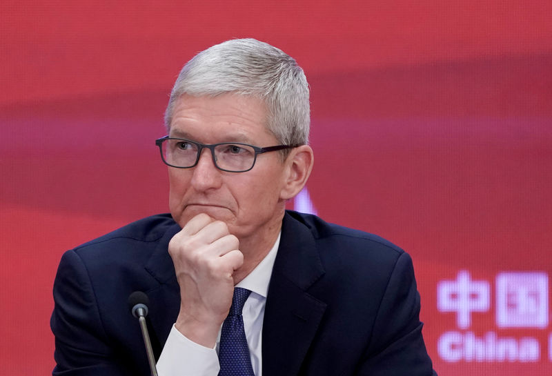 © Reuters. FILE PHOTO: Apple CEO Tim Cook attends the annual session of CDF 2018 in Beijing