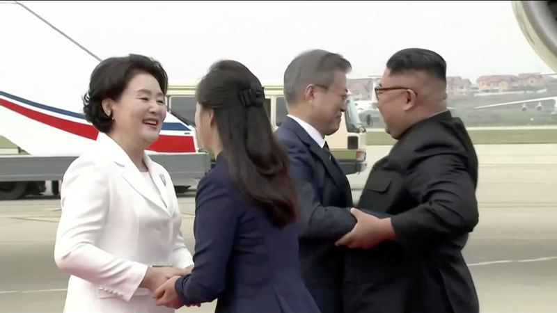 © Reuters. North Korean leader Kim Jong Un and his wife Ri Sol Ju greet South Korean President Moon Jae-in and First Lady Kim Jung-sook at Pyongyang Sunan International Airport